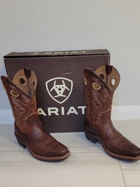 Like New Ariat Rustic Brown Embroidered Western Boots